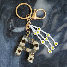 Cargar imagen en el visor de la galería, Baby Daisy Initial Key Chain
