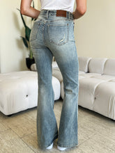 Загрузить изображение в средство просмотра галереи, Judy Blue High Waist Flared Leg Blue Wash Denim Jeans
