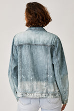 Cargar imagen en el visor de la galería, RISEN Button Down Ombre Washed Denim Jean Jacket
