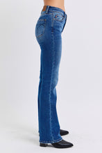 Cargar imagen en el visor de la galería, Judy Blue Mid Rise Blue Wash Denim Bootcut Jeans
