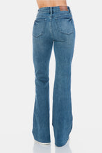 Carregar imagem no visualizador da galeria, Judy Blue Tummy Control Raw Hem Blue Wash Denim Flared Leg Jeans
