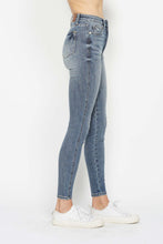 Cargar imagen en el visor de la galería, Judy Blue Tummy Control Contrast Blue Wash Denim Skinny Jeans
