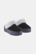 Ladda upp bild till gallerivisning, Weeboo Black Thick Bottom Fur Trim Snow Slip Ons
