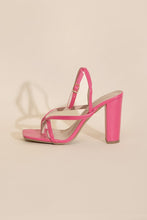 Carregar imagem no visualizador da galeria, NILE-5 Thong Strappy Heels
