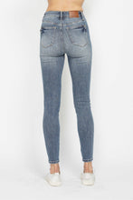 Ladda upp bild till gallerivisning, Judy Blue Tummy Control Contrast Blue Wash Denim Skinny Jeans
