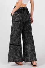 Cargar imagen en el visor de la galería, SAGE + FIG Black Ash Mineral Washed Wide Leg Terry Pants
