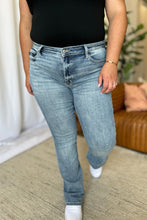 Cargar imagen en el visor de la galería, Judy Blue Mid Rise Blue Wash Denim Bootcut Jeans
