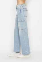 Carregar imagem no visualizador da galeria, Judy Blue Straight Leg Light Blue Denim Cargo Jeans
