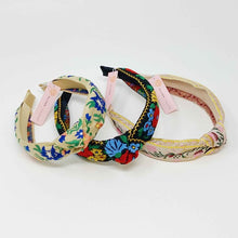 Carica l&#39;immagine nel visualizzatore di Gallery, Ellison and Young French Floral Embroidered Headband
