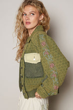 Carregar imagem no visualizador da galeria, POL Embroidered Sleeve Raw Edge Quilted Jacket
