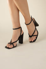 Carregar imagem no visualizador da galeria, NILE-5 Thong Strappy Heels
