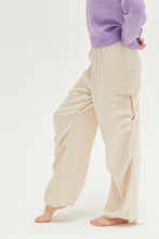 Carregar imagem no visualizador da galeria, HYFVE Approach Satin Drawstring Hem Cargo Pants
