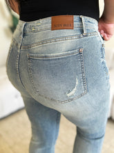 Carregar imagem no visualizador da galeria, Judy Blue High Waist Flared Leg Blue Wash Denim Jeans
