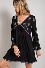 Carregar imagem no visualizador da galeria, Sweet Generis Black Bohemian Embroidered Mini Dress
