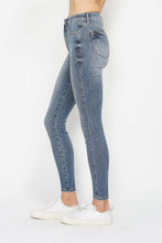 Загрузить изображение в средство просмотра галереи, Judy Blue Tummy Control Contrast Blue Wash Denim Skinny Jeans
