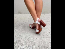 Загружайте и воспроизводите видео в средстве просмотра галереи DDK White Strappy Wooden Platform High Heel Sandals
