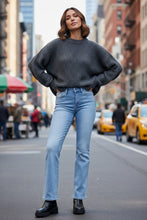 Cargar imagen en el visor de la galería, Judy Blue Mid Rise Thermal Bootcut Jeans

