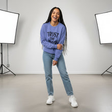 Carica l&#39;immagine nel visualizzatore di Gallery, Trust The Process Relaxed Sweatshirt
