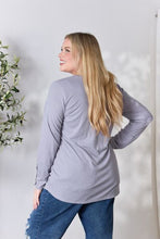 Carregar imagem no visualizador da galeria, Heimish Vintage Purple Button Detailed Long Sleeve Top
