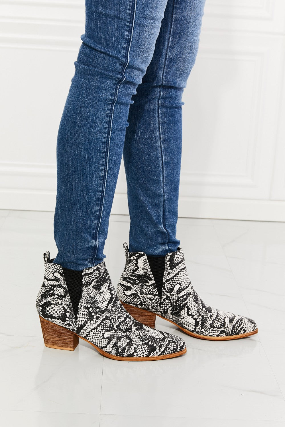 MM Shoes Snakeskin Cow Pattern Point Toe Ankle Boots