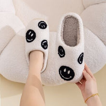 Cargar imagen en el visor de la galería, Melody Smiley Face Slippers
