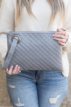 Cargar imagen en el visor de la galería, Quilted Wristlet Clutch
