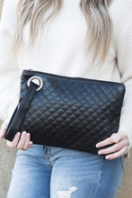 Загрузить изображение в средство просмотра галереи, Quilted Wristlet Clutch
