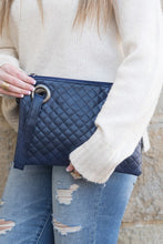 Cargar imagen en el visor de la galería, Quilted Wristlet Clutch
