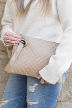 Загрузить изображение в средство просмотра галереи, Quilted Wristlet Clutch
