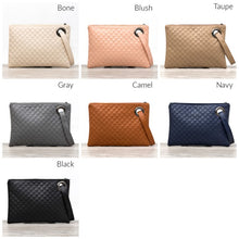 Cargar imagen en el visor de la galería, Quilted Wristlet Clutch
