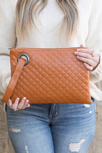 Cargar imagen en el visor de la galería, Quilted Wristlet Clutch
