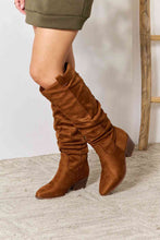 Carregar imagem no visualizador da galeria, East Lion Corp Chestnut Brown Block Heel Knee High Boots
