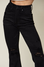 Carica l&#39;immagine nel visualizzatore di Gallery, Judy Blue High Waisted Distressed Black Denim Flared Leg Jeans
