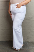 Carregar imagem no visualizador da galeria, RISEN Raelene High Rise Wide Leg White Denim Jeans
