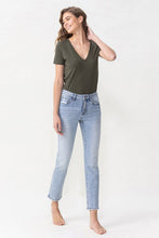 Carregar imagem no visualizador da galeria, Lovervet Andrea Midrise Distressed Cropped Straight Leg Blue Denim Jeans
