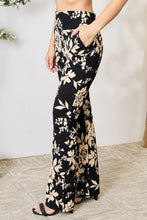 Cargar imagen en el visor de la galería, Heimish Black Floral High Waisted Flared Leg Pants
