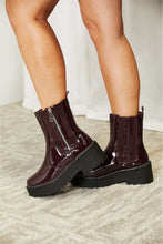 Carica l&#39;immagine nel visualizzatore di Gallery, Forever Link Wine Side Zip Vegan Patented Leather Platform Boots
