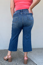 Carica l&#39;immagine nel visualizzatore di Gallery, Judy Blue Renee High Rise Wide Leg Cropped Medium Blue Wash Denim Jeans
