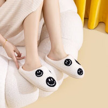 Cargar imagen en el visor de la galería, Melody Smiley Face Slippers
