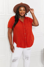 Cargar imagen en el visor de la galería, Zenana Red Orange Button Down Gauze Textured Short Sleeve Top
