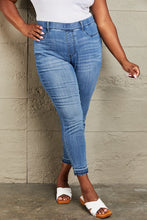 Carica l&#39;immagine nel visualizzatore di Gallery, Judy Blue Janavie High Waisted Pull On Blue Denim Cropped Skinny Jeans
