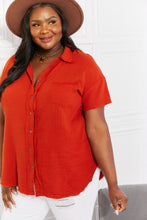 Cargar imagen en el visor de la galería, Zenana Red Orange Button Down Gauze Textured Short Sleeve Top
