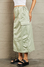 Carica l&#39;immagine nel visualizzatore di Gallery, HYFVE Green High Waisted Cargo Midi Skirt
