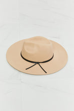 Carica l&#39;immagine nel visualizzatore di Gallery, Fame Beige Vegan Leather Knot Detailed Wide Brim Hat

