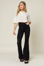 Carica l&#39;immagine nel visualizzatore di Gallery, Judy Blue High Waisted Distressed Black Denim Flared Leg Jeans
