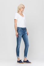 Carica l&#39;immagine nel visualizzatore di Gallery, HIGH RISE ANKLE SKINNY HEM DETAILS
