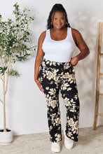 Carica l&#39;immagine nel visualizzatore di Gallery, Heimish Black Floral High Waisted Flared Leg Pants
