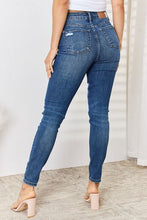 Carica l&#39;immagine nel visualizzatore di Gallery, Judy Blue Remy High Waisted Distressed Blue Denim Skinny Jeans
