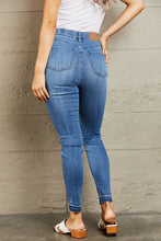 Carica l&#39;immagine nel visualizzatore di Gallery, Judy Blue Janavie High Waisted Pull On Blue Denim Cropped Skinny Jeans
